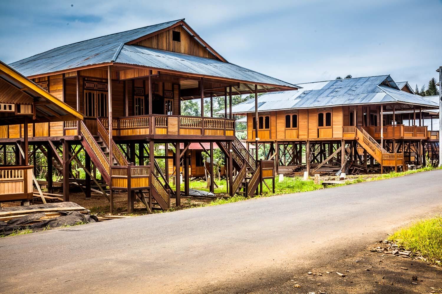 Cat Rumah Panggung Kayu Minimalis