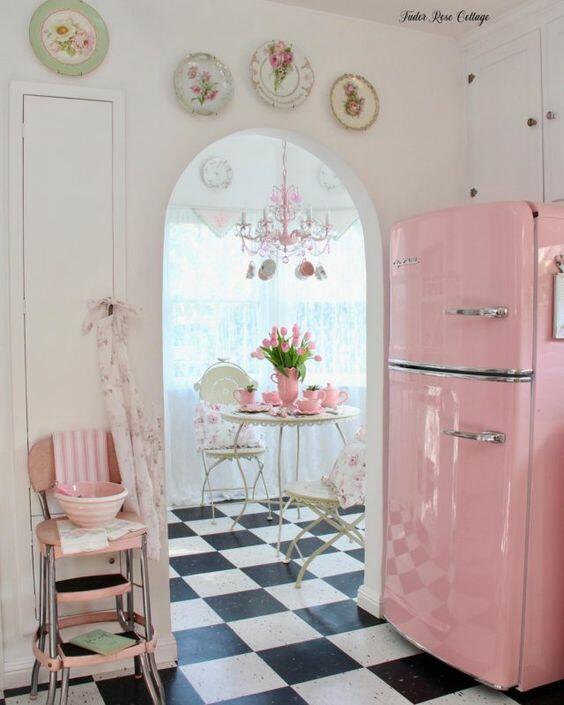 Kulkas Vintage di Dapur Rumah Shabby Minimalis