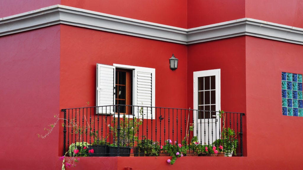 Rumah mewah tampak depan maroon