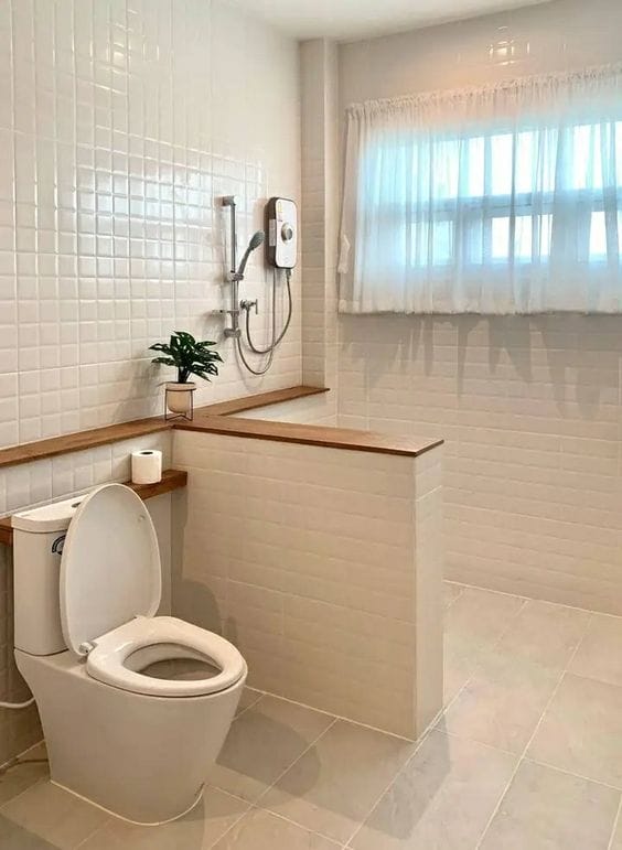 Toilet dan Kamar Mandi yang Dipisahkan dengan Dinding Rendah