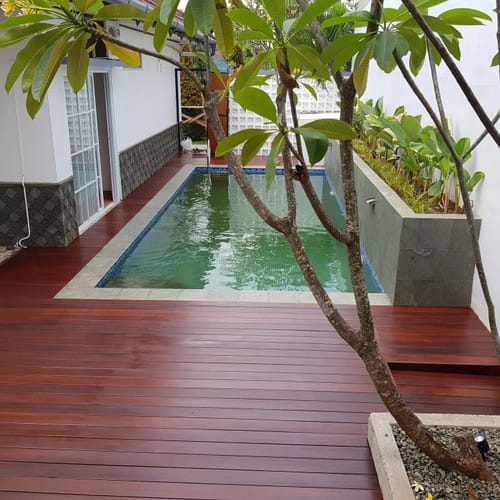 Lantai Deck Kolam Renang dari Kayu Ulin