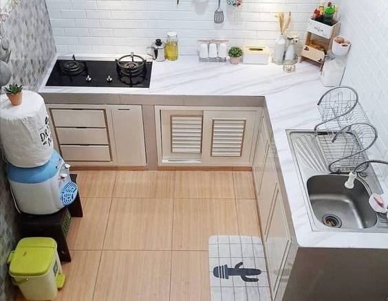 Dapur minimalis dengan Lantai Motif Kayu