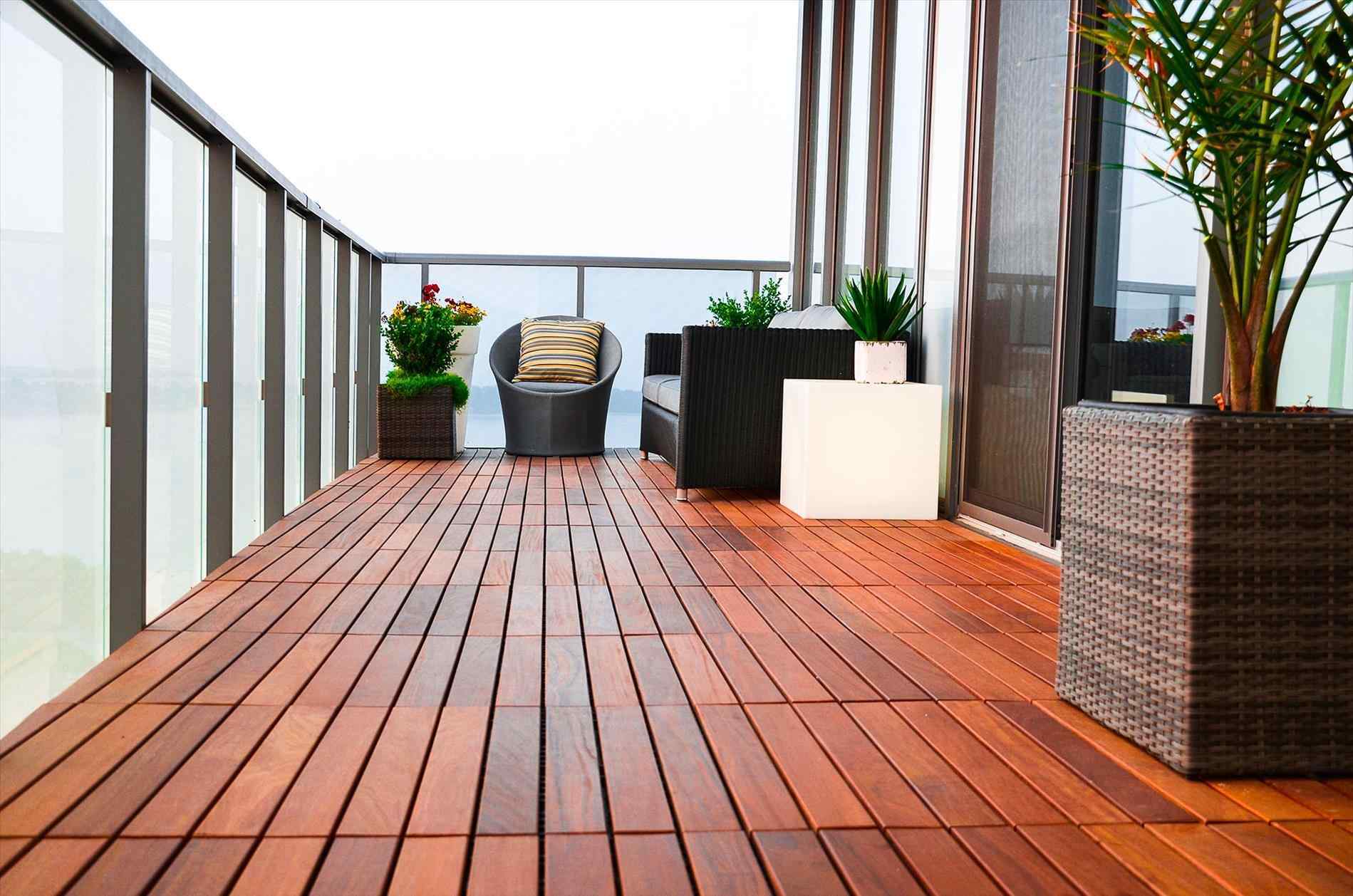 Balkon Outdoor dengan Kayu Bengkirai