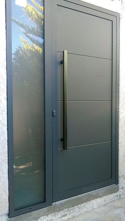 Pintu Aluminium dengan Gagang Hitam yang Elegan