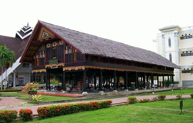 rumah adat suku Indonesia